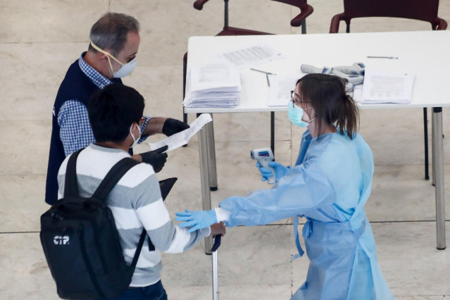 Controles de temperatura a pasajeros realizados en la terminal 4 del Aeropuerto Adolfo Suárez Madrid-Barajas