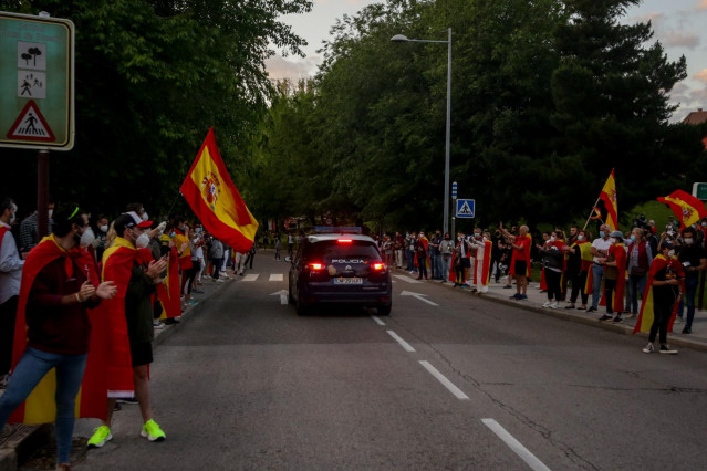 Una multitud se concentra en la Plaza de España de Pozuelo de Alarcón en contra del Gobierno de Pedro Sánchez