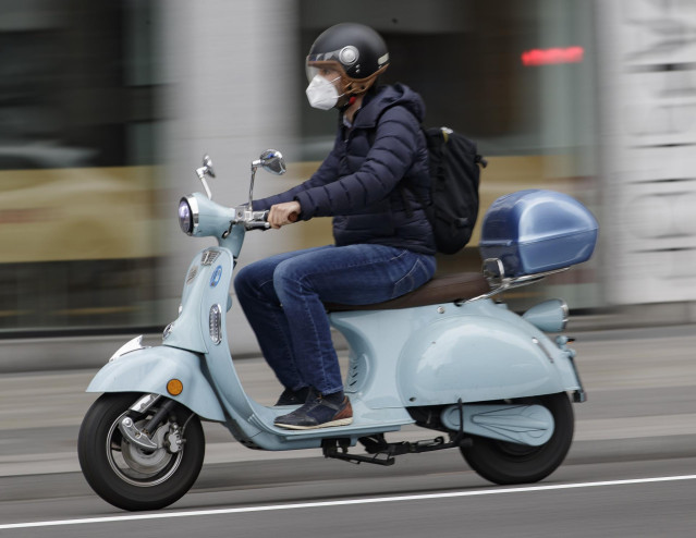 Imagen de un motociclista en Madrid.