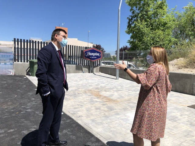 El vicealcalde de Alcobendas, Miguel Ángel Arranz, visita el edificio que albergará el hotel Hilton.