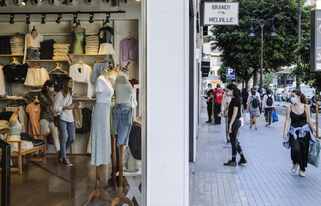 Gente comprando en una tienda de moda durante el coronavirus