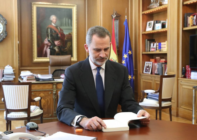 El Rey, durante una de las reuniones que ha mantenido en Zarzuela para analizar la situación de crisis por la pandemia de coronavirus