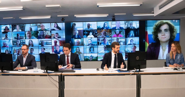 El líder del PP, Pablo Casado, preside una reunión con los grupos del PP en  el Congreso, Senado y Parlamento Europeo. Le acompañan en la sede del PP, Teodoro García Egea, Javier Maroto y Cayetana Álvarez de Toledo. En Madrid, a 18 de mayo de 2020.