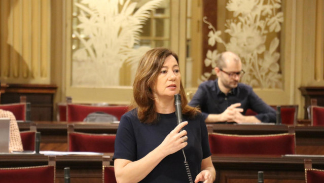 La presidenta del Govern, Francina Armengol, en el pleno.
