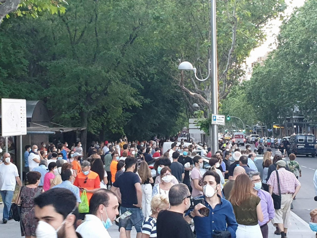 La fuerte presencia policial evita enfrentamientos en Moratalaz entre dos grupos de ideología enfrentada durante las 'caceroladas' para protestar por la gestión del Gobierno de Pedro Sánchez en la pandemia del coronavirus