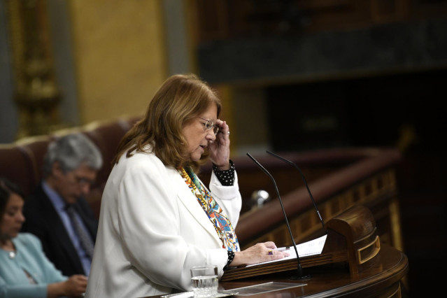 La diputada por Madrid del Partido Popular, María Elvira Rodríguez interviene desde la tribuna del Congreso de los Diputados en la sesión plenaria en la que se examina la senda de estabilidad presupuestaria, acuerdo del Gobierno que se publica junto al lí