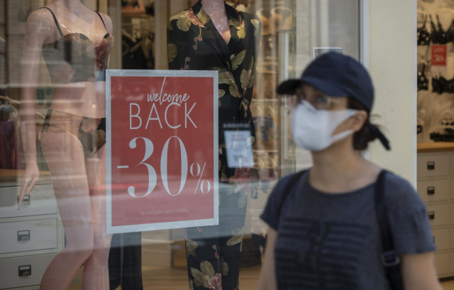 Cartel de descuento en una tienda tras permitir el Gobierno las rebajas desde hoy en toda España y siempre que no generen aglomeraciones. En Sevilla (Andalucía, España), a 18 de mayo de 2020.
