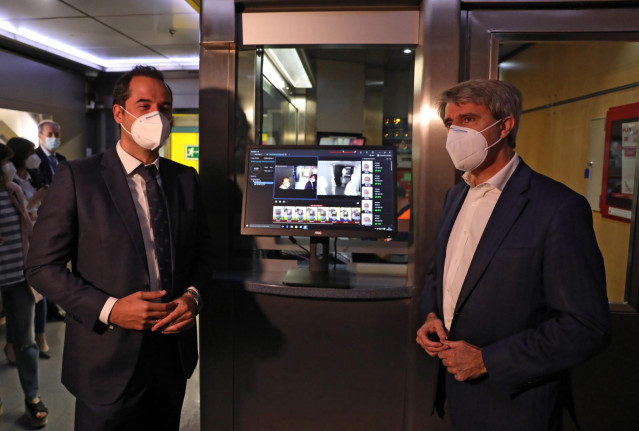 El vicepresidente del Gobierno de la Comunidad de Madrid, Ignacio Aguado y el consejero de Transportes, Movilidad e Infraestructuras y presidente de Metro, Ángel Garrido, presentan una cámara térmica en Metro