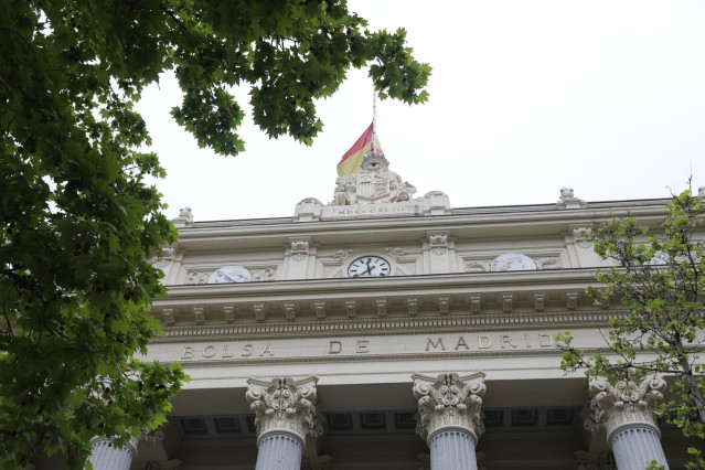 Fachada del edificio de la Bolsa de Madrid.