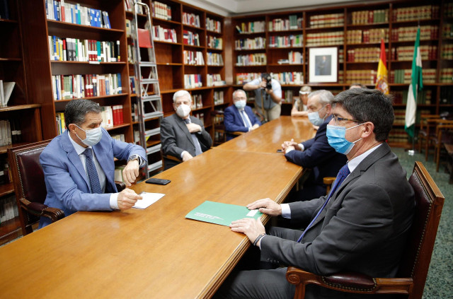 El presidente del Tribunal Superior de Justicia de Andalucía (TSJA), Lorenzo del Río (a la izquierda), en una reunión junto al vicepresidente de la Junta y consejero de Turismo, Regeneración, Justicia y Administración Local, Juan Marín (a la derecha).