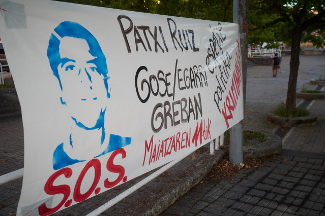 Detalle de una cartel colocado en apoyo al preso etarra Patxi Ruiz, en huelga de hambre, durante la pandemia de coronavirus en Pamplona, Navarra, España, a 20 de mayo de 2020.