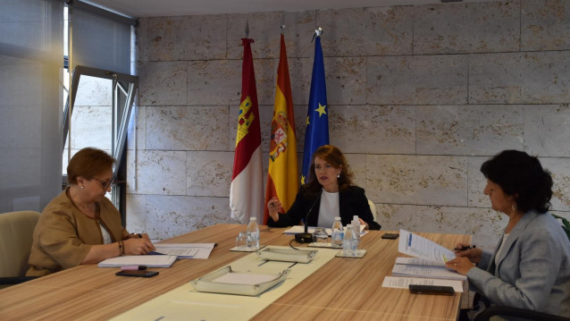 La consejera de Bienestar Social, Aurelia Sánchez, ha mantenido una videoconferencia sobre el empleo agrario en menas