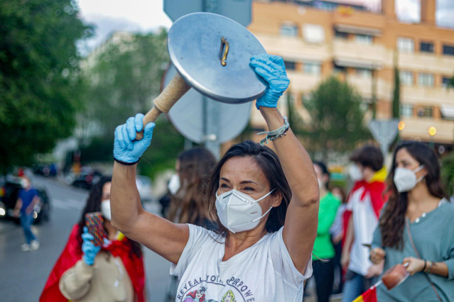 Una multitud se concentra en la Plaza de España de Pozuelo de Alarcón en contra del Gobierno de Pedro Sánchez