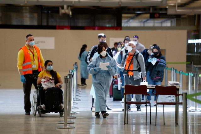 Controles en la terminal 4 del Aeropuerto de Madrid-Barajas en el tercer día en el que entra en vigor la orden del Ministerio de Sanidad por la que todas las personas procedentes del extranjero deberán realizar una cuarentena de 14 días.