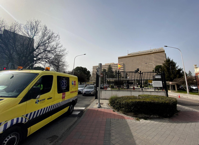 Una de las puertas de salidadel Hospital Central de la Defensa Gómez Ulla