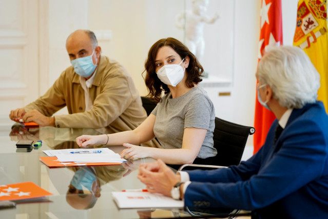 Isabel Díaz Ayuso, durante la reunión que ha mantenido con el alcalde de Madrid, José Luis Martínez-Almeida,, a la que también han asistido el consejero de Sanidad, Enrique Ruiz Escudero, y viceconsejero de Salud Pública y Plan COVID-19, Antonio Zapatero