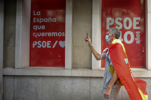 Un hombre con una bandera de España durante el cuarto día de protestas por la gestión del Gobierno en la crisis del coronavirus, frente a la sede del PSOE de la calle Ferraz en Madrid a 19 de mayo de 2020.