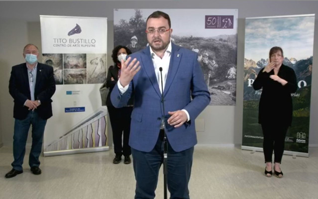 El presidente del Principado comparece ante los medios en el Centro de Arte Rupestre de Tito Bustillo, en Ribadesella.