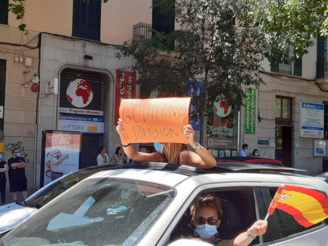 Unas manifestantes en la 'Caravana por España y su libertad' organizada por Vox.