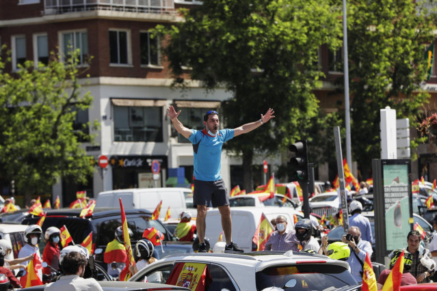 Coches y motos, con pancartas y banderas de España, circulan por las calles de la capital en la manifestación de Vox para pedir la dimisión del Gobierno de Pedro Sánchez por su gestión durante la pandemia del Covid-19. En Madrid, (España), a 23 de mayo de