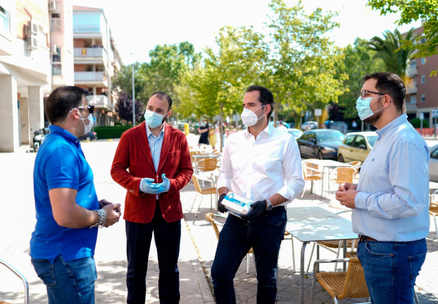 El vicepresidente de la Comunidad de Madrid, Ignacio Aguado, el consejero de Economía, Manuel Giménez, y el alcalde de Valdemoro, Sergio Parra.