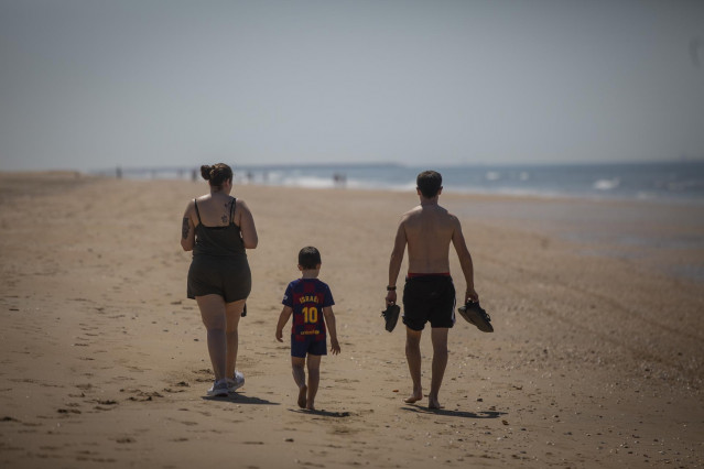 Una familia pasea por la Playa de Punta Umbría, abierta para el paseo y la práctica deportiva como único uso permitido, durante la segunda semana de la Fase 1. En Punta Umbría (Huelva, Andalucía, España), a 21 de mayo de 2020.