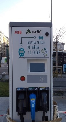 Prototipo de 'ferrolinera' o punto de recarga de coches eléctricos de Adif