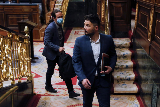 El portavoz de ERC, Gabriel Rufián, saliendo del hemiciclo del Congreso