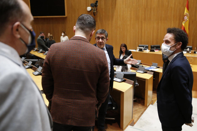El presidente de la comisión, Patxi López (2d), junto a los diputados de ERC Gabriél Rufián y Ciudadanos Edmundo Bal