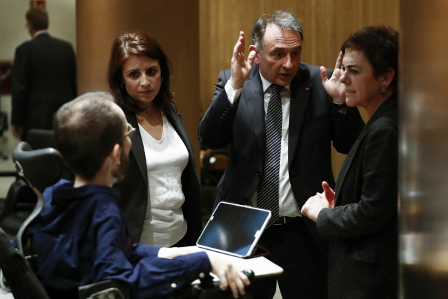 La portavoz socialista, Adriana Lastra (2i), conversa con el portavoz de Unidas Podemos, Pablo Echenique (i), el diputado de Unidas Podemos Enrique Santiago y la diputada de Bildu Mertxe Aizpurua