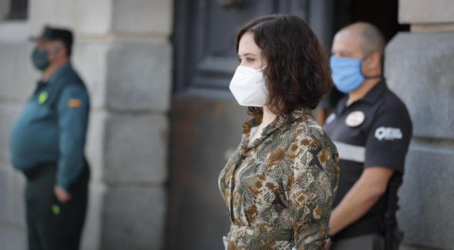 La presidenta de la Comunidad de Madrid, Isabel Díaz Ayuso, participa en el minuto de silencio por las víctimas del Covid-19, en Madrid (España) a 14 de mayo de 2020.