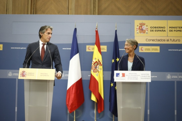 El entonces ministro de Fomento, Íñigo de la Serna, y la ministra de Transportes francesa, Elisabeth Borne, en una fotografía de 2017