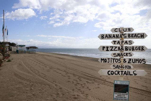 Vistas  del paseo marítimo de La Carihuela en Torremolinos, donde chiringuitos y establecimientos de restauración permanecen cerrados a la espera de la siguiente Fase 1 decretada por el gobierno español. Málaga a 15 de mayo del 2020