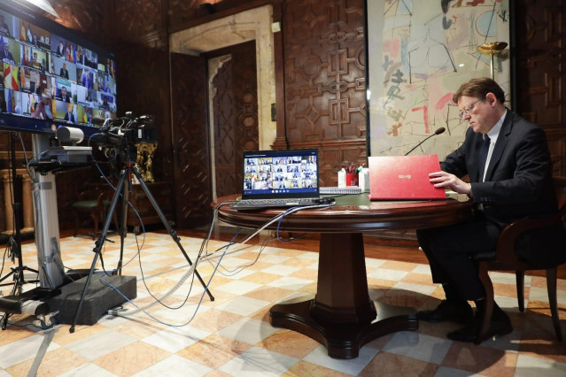El president de la Generalitat, Ximo Puig, en una reunión con el presidente del Gobierno, Pedro Sánchez, y los presidentes y las presidentas de las comunidades autónomas para tratar la crisis del coronavirus (archivo).