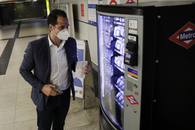 El vicepresidente, consejero de Deportes, Transparencia y portavoz del Gobierno de la Comunidad de Madrid, Ignacio Aguado, utiliza una de las nuevas máquinas de 'vending' de mascarillas e hidrogel del Metro de Madrid en el marco de su presentación, donde