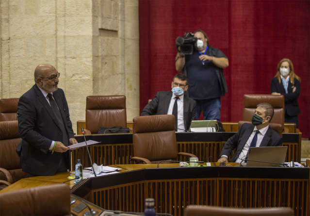 El portavoz del grupo parlamentario, Vox, Alejandro Hernández (1i), durante su intervención en la sesión de control al gobierno con preguntas al presidente. En el Parlamento de Andalucía, Sevilla (Andalucía, España), a 20 de mayo de 2020.