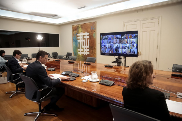 El presidente del Gobierno, Pedro Sánchez, se reúne por videoconferencia con los presidentes autonómicos