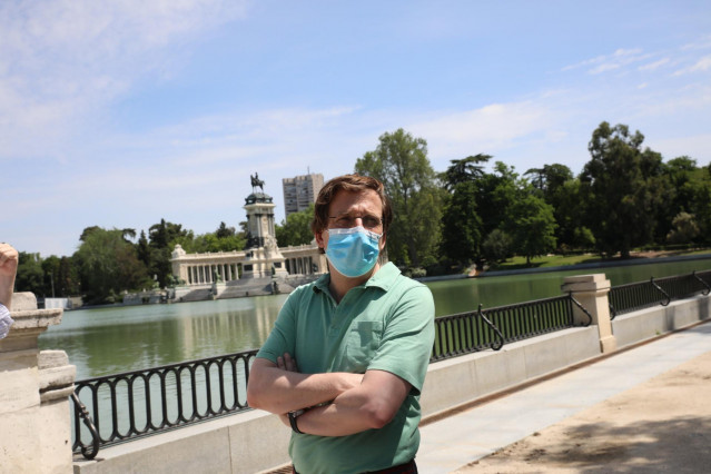 El alcalde de Madrid, José Luis Martínez Almeida, visita el parque del Retiro un día antes de la reapertura