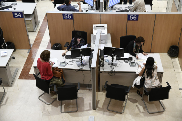 Dos funcionarias en la delegación Especial de la Agencia Tributaria (AEAT ) en Madrid. Imagen de archivo