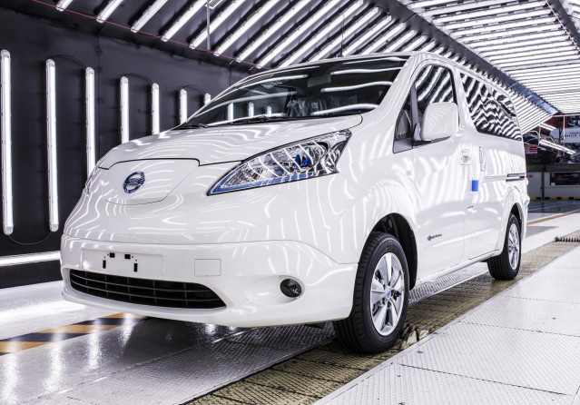 Fabricación de la furgoneta eléctrica eNV200 en la planta de Nissan en Barcelona