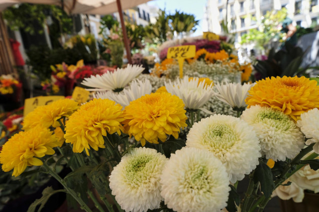 Flores a la venta en un puesto en el Mercado de Flores de Tirso de Molina
