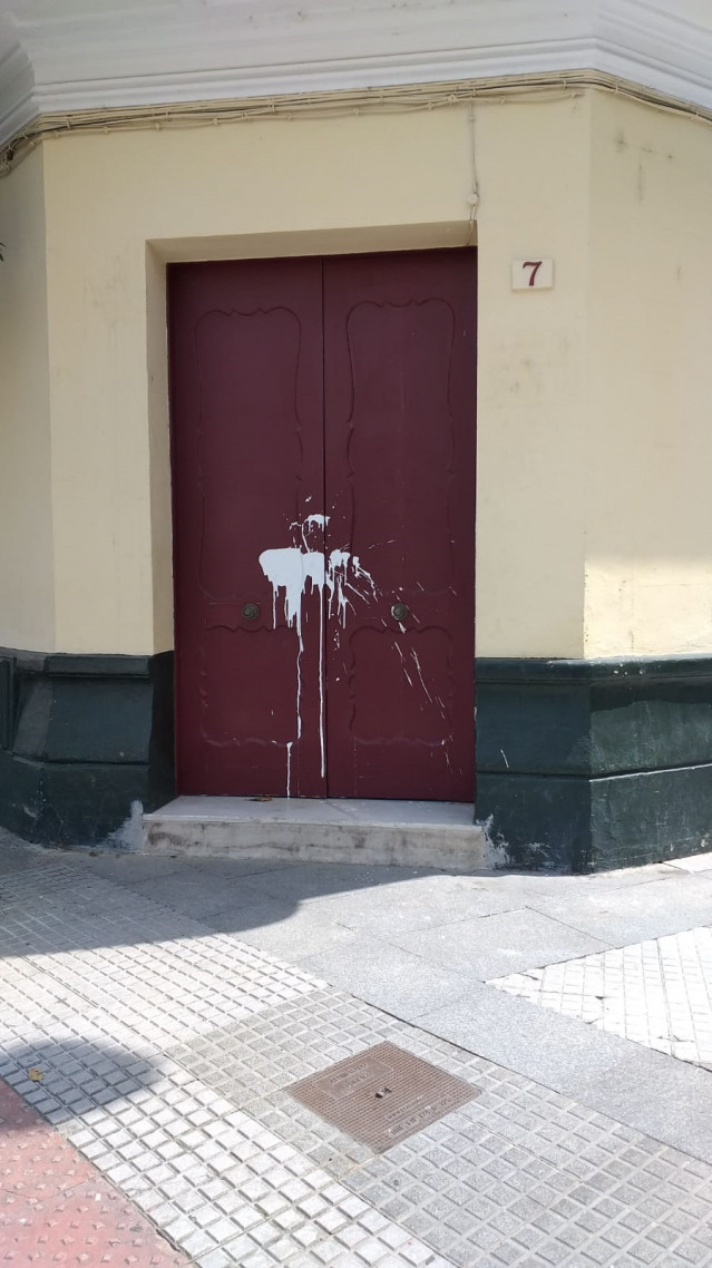 Puerta de la sede provincial del PSOE en Cádiz con pintura en la cerradura