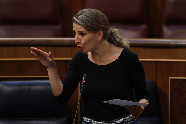 La ministra de Trabajo, Yolanda Díaz, interviene durante el debate este miércoles en el Congreso de la quinta prórroga del estado de alarma después de que el Gobierno rectificara ante la presión de los grupos y solicitara una ampliación de quince días y n