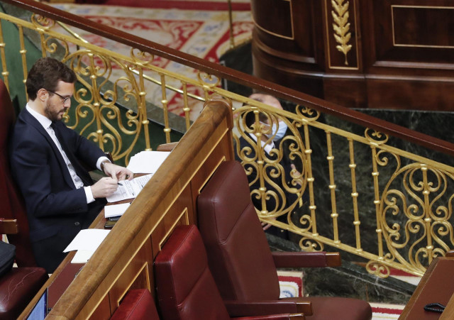 El líder del Partido Popular, Pablo Casado, asiste al pleno del Congreso que debate este miércoles la quinta prórroga del estado de alarma después de que el Gobierno rectificara ante la presión de los grupos y solicitara una ampliación de quince días