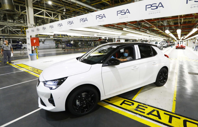 Salen de la planta de PSA en Figueruelas los primeros Corsa tras la reanudación de la actividad.