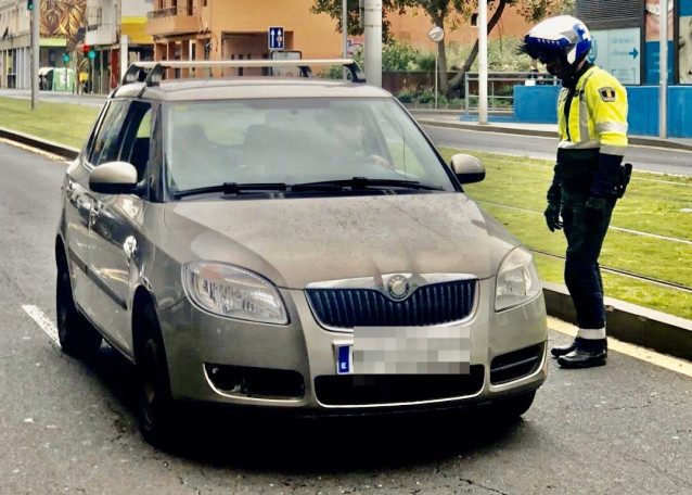 Un agente de la Policía Local de La Laguna durante un control por el estado de alarma