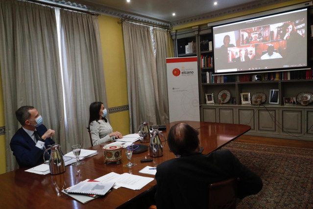 Sus Majestades los Reyes han asistido a una sesión del comité científico del Real Instituto Elcano, dedicada al análisis del impacto internacional de la pandemia. En la Sede Real Instituto Elcano, en Madrid (España), a 25 de mayo de 2020.