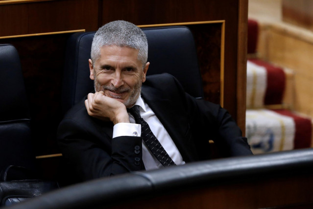 El ministro del Interior, Fernando Grande Marlaska, asiste al pleno del Congreso que debate este miércoles la quinta prórroga del estado de alarma después de que el Gobierno rectificara ante la presión de los grupos y solicitara una ampliación de quince d