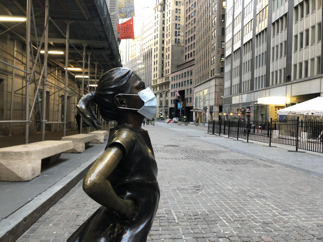 Estatua de 'La chica sin miedo' en Wall Street, frente a la Bolsa de Nueva York