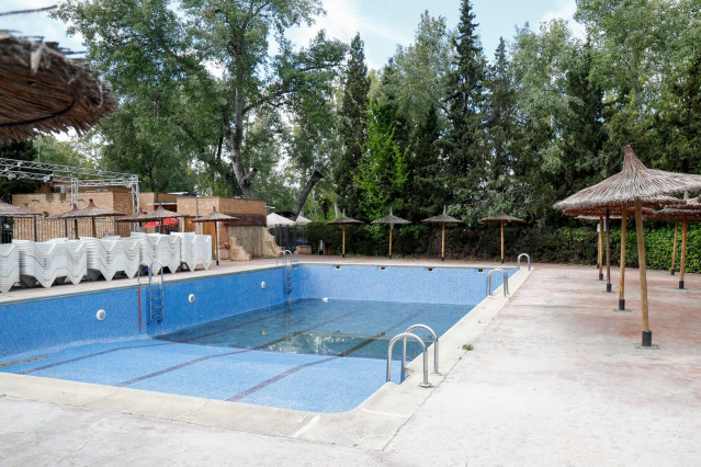 Piscina del Camping Internacional de Aranjuez, cerrado por el Covid-19. El 22 de abril La Federación Española de Campings (FEEC) mantuvo una reunión por videollamada con la Secretaria de Estado de Turismo, Isabel Oliver y su equipo del Ministerio de Turis